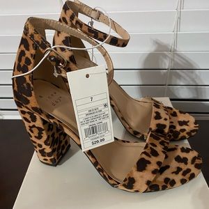 Women’s shoes size 8